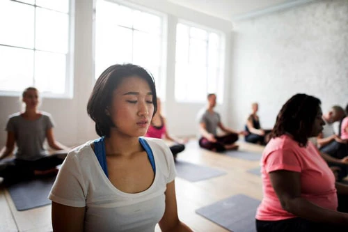 Ai cũng có thể tập yoga: Yoga không chỉ dành cho những người dẻo dai, cân đối, hay những người trẻ trung và giàu có. Yoga cũng không đòi hỏi bạn phải có nhiều thời gian rảnh. Bạn thậm chí có thể tập yoga trên chiếc ghế tựa tại nhà, trong bộ đồ ngủ thoải mái và chỉ tốn 5 phút.