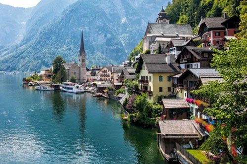 Chiêm ngưỡng ngôi làng bên hồ đẹp nhất thế giới trước khi gặp hỏa hoạn