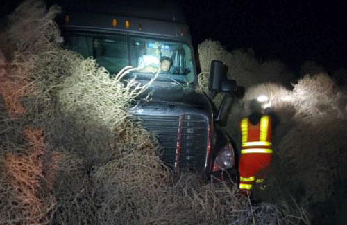 Đường cao tốc tắc nghẽn nhiều giờ vì cỏ "bao vây" xe tải