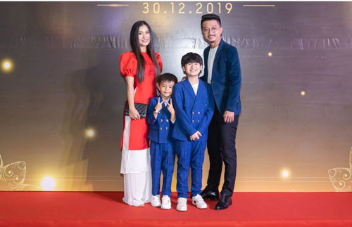 Gia đình Hứa Minh Đạt tham gia buổi ra mắt sản phẩm đầu tay Gia đình Hứa Minh Đạt tham gia buổi ra mắt sản phẩm đầu tay