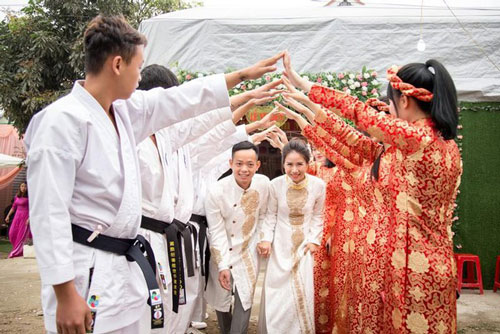 Đội bê tráp mặc trang phục võ thuật trong đám hỏi xứ Nghệ gây “sốt”