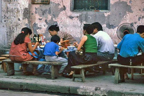 Kho ảnh khổng lồ về Việt Nam 1991-1993: Nhậu nhẹt ở Hà Nội