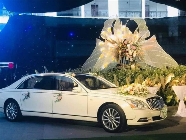 Hé lộ chi phí tổ chức khủng 54 tỷ đồng cùng hình ảnh dàn xe siêu sang biển tứ quý bạc tỷ trong đám cưới con đại gia Quảng Ninh  - Ảnh 7.