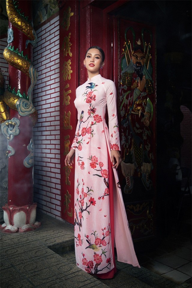 Hoa hậu Tiểu Vy khoe sắc mặn mà trong tà áo dài đón Tết - Ảnh 2.