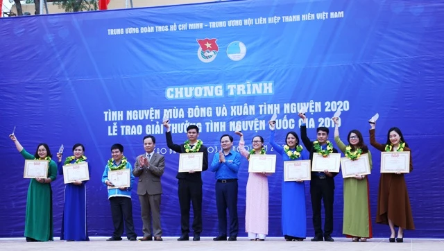 Bí thư thường trực T.Ư Đoàn, Chủ tịch T.Ư Hội LHTN Việt Nam Nguyễn Anh Tuấn (áo xanh) và Phó Chủ tịch HĐND tỉnh Cao Bằng Nông Thanh Tùng trao giải thưởng cho tập thể đạt giải Tình nguyện Quốc gia