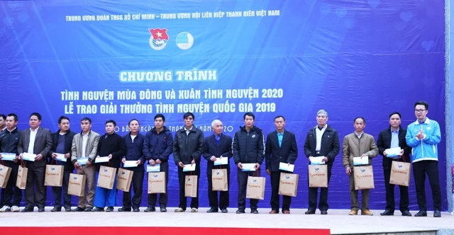 Anh Nguyễn Tường Lâm, Phó Chủ tịch thường trực Hội LHTN Việt Nam trao quà cho 20 già làng trưởng bản và người có uy tín trong đồng bào dân tộc thiểu số và thanh niên tín đồ tôn giáo