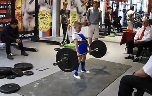 Bé 11 tuổi nâng tạ 100 kg