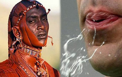 Bộ lạc có tính "cà khịa" bậc nhất: Từ chào hỏi đến chúc tụng, tất cả đều khởi đầu bằng pha nhổ nước bọt thẳng mặt