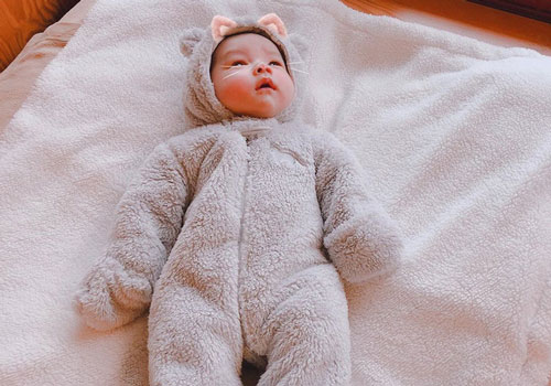 Phạm Hương tiếp tục khoe ảnh con trai khi mới 1 tháng tuổi, cậu bé trông xinh như búp bê