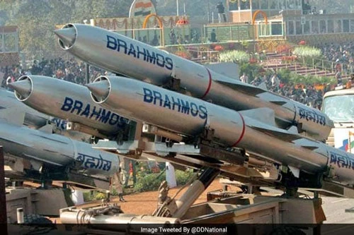 Theo thông tin được tờ Sputnik của Nga đăng tải, mặc dù Ấn Độ là quốc gia duy nhất hiện đang sản xuất tên lửa BrahMos, tuy nhiên nước này vẫn phải 