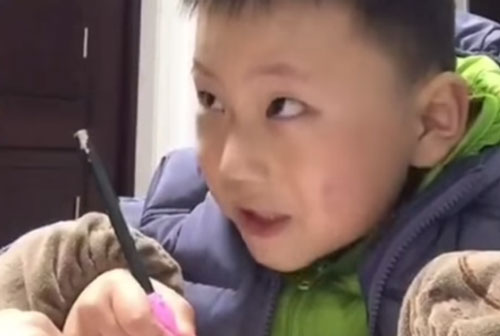 Thấy bố nổi nóng khi kèm mình học, cậu bé lém lỉnh có hành động dỗ ngược lại bố siêu đáng yêu, thế này thì ai mà nỡ giận