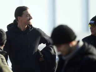 Ibrahimovic ký hợp đồng với Milan, nhận áo số lạ lẫm