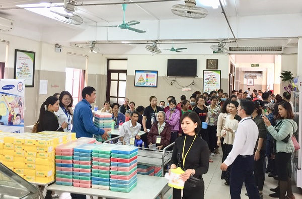 HANOISME tặng quà cho bệnh nhân Viện Huyết học và truyền máu Trung ương