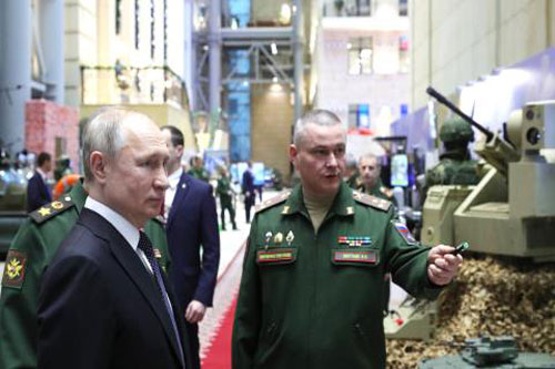 Tổng thống V. Putin (trái) thăm triển lãm các mẫu vũ khí tương lai của Nga trước khi bước vào cuộc họp hôm 24/12