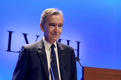 2019 là năm cực kỳ thuận lợi của CEO LVMH Bernard Arnault. Giá cổ phiếu của tập đoàn hàng xa xỉ tăng 54%. Do đó, Forbes cho biết tài sản của tỷ phú Pháp tăng tới 40 tỷ USD, lên 107,7 tỷ USD. Ông hoàn toàn đủ khả năng vượt qua Jeff Bezos và Bill Gates để trở thành người giàu nhất thế giới. Ảnh: CNN.