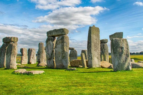 Từ Stonehenge (tượng đài cự thạch ở Anh) đến Macchu Piccu (khu tàn tích Inca tại Peru), các dân tộc cổ đại đã tìm cách di chuyển loạt viên đá có tỷ lệ lớn để xây dựng kỳ quan. Người Olmec ở Trung Mỹ có thể di chuyển đầu đá khổng lồ bằng cách thả xuống sông trên bè. Người Inca ở miền Nam Mỹ kéo tảng đá hàng chục km để tạo ra vương quốc trên đỉnh núi. Người dân đảo Phục Sinh (Chile) chạm khắc và di chuyển các tác phẩm điêu khắc đá lớn nhất thế giới. Ảnh: BBC, Ticket Machu Picchu, Atlas Obscura, Latinamericanalliance.