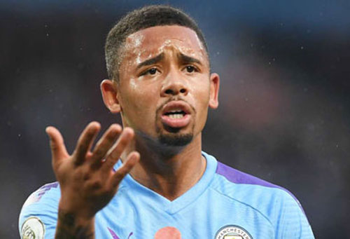 Gabriel Jesus là nguyên nhân khiến Man City hụt hơi so với Liverpool