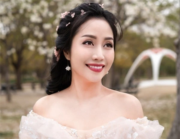 Đọ vẻ gợi cảm và trẻ trung của 2 bà mẹ đông con nhất showbiz