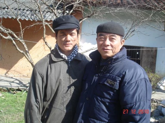Tác giả (trái) và ông Mã Phứ, con trai Mã Chính Minh, cháu Mã Học Văn.