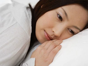 Khi mẹ chồng đưa tờ đơn ly hôn với đầy điều khoản hoang đường, tôi quay sang nhìn chồng không ngờ anh lại gật đầu bảo: “Anh thấy mẹ nói đúng mà”