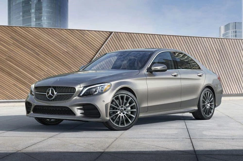 6. Mercedes-Benz C-Class 2019 (giá khởi điểm: 41.400 USD).