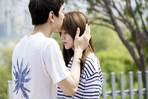 Ngày tôi đưa người yêu về ra mắt lần đầu, mẹ bật khóc cầu xin cô ấy hãy buông tha cho gia đình tôi khiến tôi sững sờ