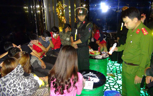 Quảng Ngãi: Đột kích quán karaoke, phát hiện 50 thanh niên phê ma túy