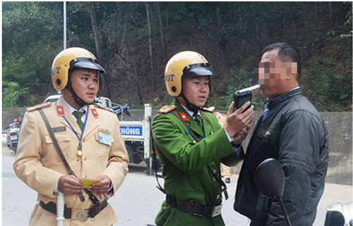 Nghệ An: Tài xế uống 6 chén rượu và cái kết khi đo nồng độ cồn