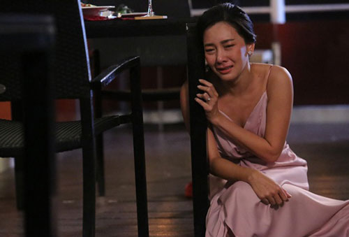 Đêm tân hôn, vợ chồng em còn chưa kịp động phòng thì mẹ chồng đã xộc vào đuổi xuống đất nằm nhường giường cưới cho họ hàng