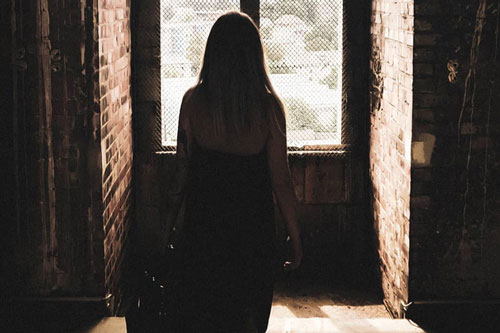 Thấy người đàn ông nghèo khổ bế con ngồi gục trước cửa phòng cấp cứu, tôi lại gần hỏi han rồi sửng sốt khi người ấy ngẩng mặt lên