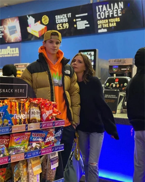 Chàng trai 17 tuổi khiến fan thích thú với khoảnh khắc đi mua sắm với mẹ.