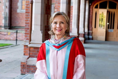 Cựu Ngoại trưởng Mỹ Hillary Clinton tại lễ tốt nghiệp danh dự ở Đại học Queen tháng 10/2018. Ảnh: Reuters.