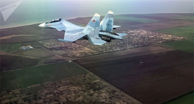 Màn tiếp dầu kép của “hổ mang chúa” Su-30 SM và “kiếm sĩ bầu trời” Su-24M - 1