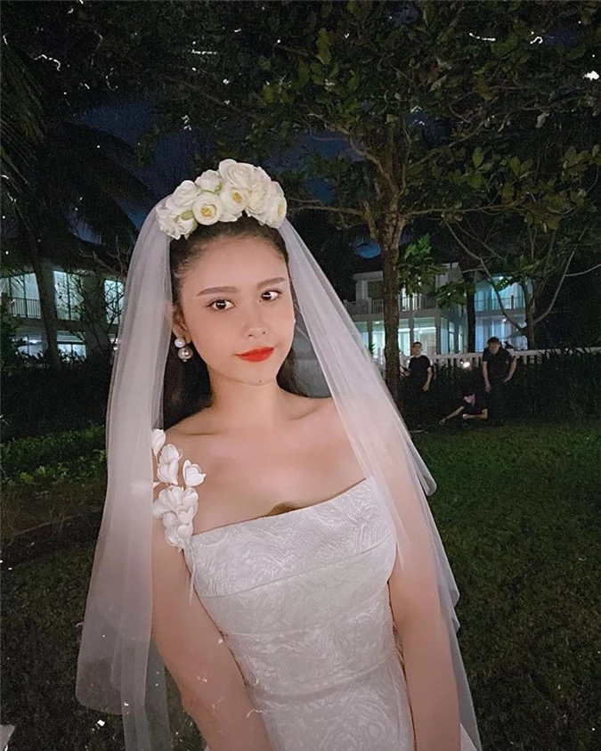 Với hình ảnh này, Trương Quỳnh Anh chẳng khác nào cô dâu thực thụ.