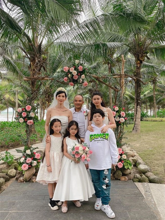 Trương Quỳnh Anh cùng con trai Sushi dự cưới Xuân Lan ngày 1/1/2020. Cả hai có mối quan hệ vô cùng thân thiết.