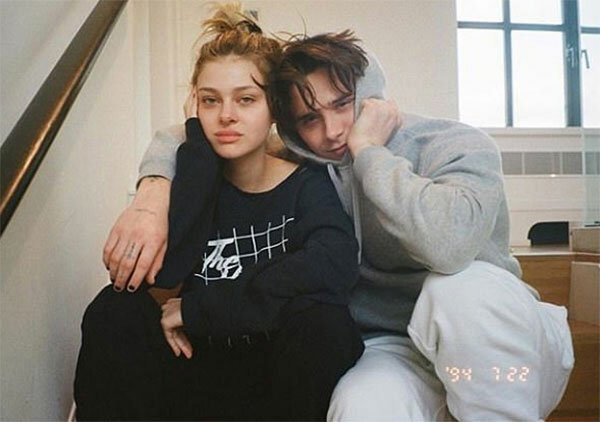 Hai con trai Becks say đắm bên bạn gái