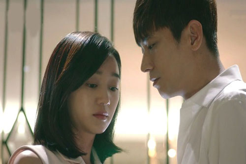 Đưa con đi chơi thì thấy bóng dáng chồng vũ phu trong bộ dạng nhếch nhác, vợ chết lặng với câu gọi bố của con và màn tự thú sau đó