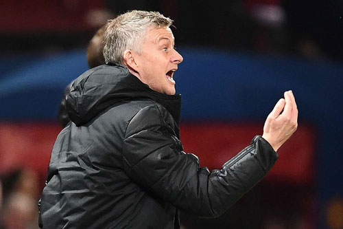 HLV Solskjaer phản pháo chỉ trích từ Van Persie