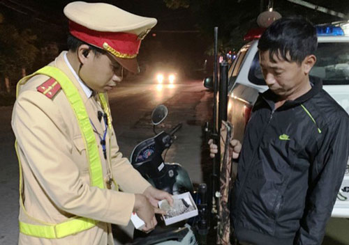 Thanh Hóa: Kiểm tra nồng độ cồn, phát hiện súng tự chế và 100 viên đạn