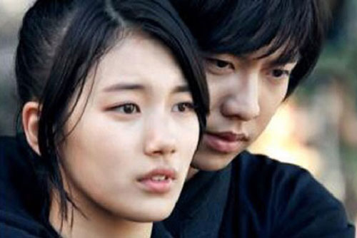 Nhìn mẹ chiều chuộng con dâu như con gái ruột, lại nghĩ đến lọ thuốc đáng sợ trong ngăn kéo bàn trang điểm của vợ mà tôi hoang mang cùng cực