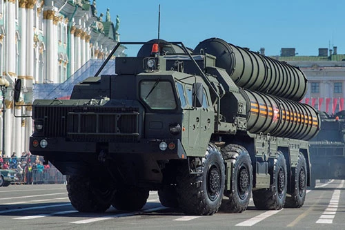 Tổ hợp tên lửa phòng không tầm xa S-400 Triumf bị chính các chuyên gia quân sự Nga nhận xét rằng có vai trò rất mờ nhạt khi đặt cạnh Pantsir-S1 trong nhiệm vụ đảm bảo an toàn cho căn cứ không quân Hmeimim.