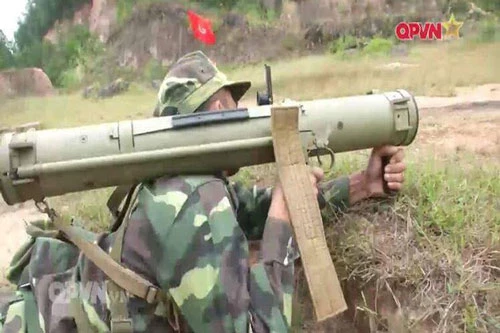 Trong biên chế của binh chủng Hoá học Việt Nam có một loại vũ khí đặc biệt đó là súng phóng tên lửa dùng một lần RPO Shmel. Khác với các loại vũ khí thông thường, Shmel được xếp vào loại vũ khí nhiệt áp. Nguồn ảnh: QPVN.