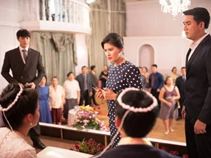 Bị nhốt ở nhà bà ngoại, mẹ vẫn tìm cách thoát ra rồi chạy chân trần đến đám cưới em, nhưng thứ trên tay mẹ cầm mới khiến em ngỡ ngàng