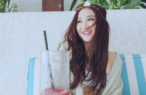 "Bông hồng lửa của màn ảnh Hong Kong" Ôn Bích Hà tiếp tục gây sốc với loạt ảnh bikini ở tuổi 53