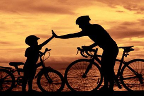 Người cha đạp xe vượt 4000 km để nghe nhịp tim con gái mình lần cuối