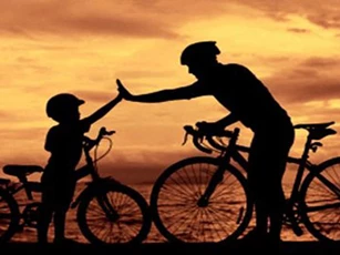Người cha đạp xe vượt 4000 km để nghe nhịp tim con gái mình lần cuối