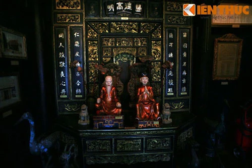 Tọa lạc tại số 41 Hoàng Dư Khương, Q. 10 TP HCM, Bảo tàng Y học cổ truyền Việt Nam - một trong số ít bảo tàng tư nhân trong nước - là nơi đem đến nhiều điều bất ngờ cho du khách tới thăm quan. Ảnh: Bàn thờ Y tổ đặt tại bảo tàng, nơi có tượng và bát vị thờ hai danh y được coi là ông tổ của Y học cổ truyền Việt Nam là Thiền sư Tuệ Tĩnh (thế kỷ 14) và Hải Thượng Lãn Ông - Lê Hữu Trác (thế kỷ 18).