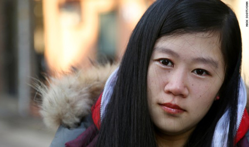 Cứ tưởng lấy chồng gần là sướng vì được ở gần nhà mẹ đẻ, nhưng chỉ 4 tháng tôi đã phát hoảng với cách mà mẹ chồng dạy mình