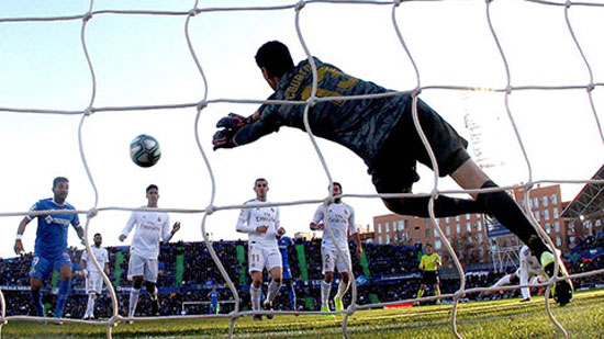 Vượt scandal tình trường, Courtois như thành đồng bất khả xâm phạm