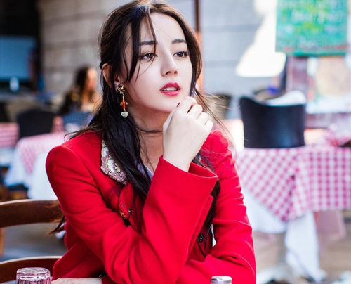 Địch Lệ Nhiệt Ba không chỉ đẹp mà còn sở hữu thần thái cực kỳ xuất sắc